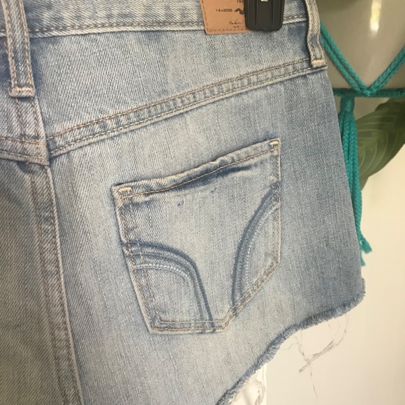 Detailed Hollister Jean Shorts - Picture 5 of 7